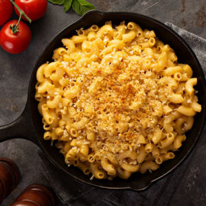 Un plat de mac and cheese, ou macaronis au fromage