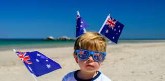 Un bébé australien sur une plage