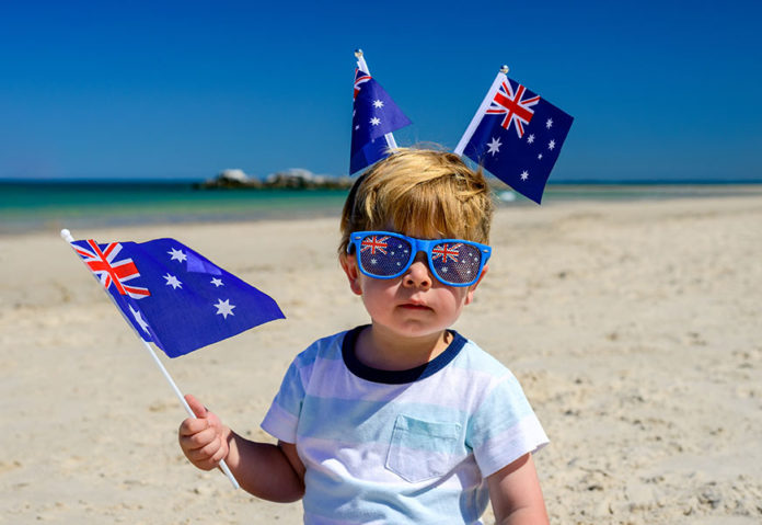 Un bébé australien sur une plage