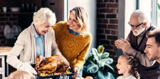 Repas de Thanksgiving en famille