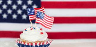 Goûter aux desserts américains, comme ce cupcake décoré d'un drapeau des États-Unis