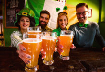 Clichés sur les Irlandais amis qui boivent de la bière pour St Patrick's Day