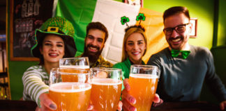 Clichés sur les Irlandais amis qui boivent de la bière pour St Patrick's Day