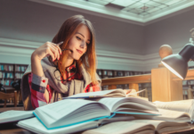 Une femme est à la bibliothèque en train d'étudier