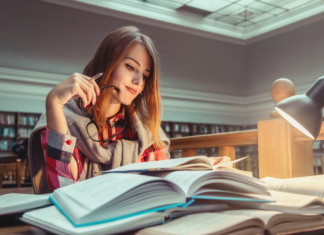 Une femme est à la bibliothèque en train d'étudier